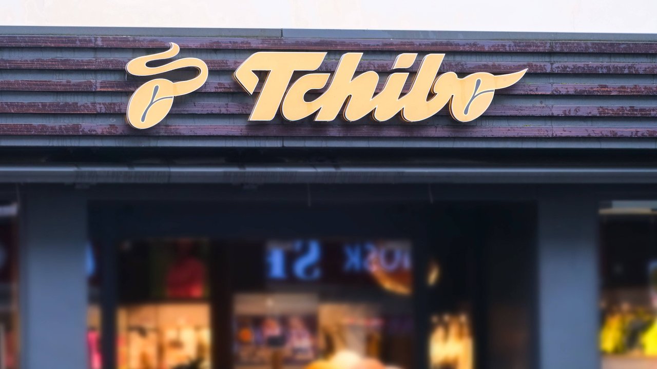 Mit dieser Truhenbank von Tchibo gehört Unordnung im Kinderzimmer der Vergangenheit an.