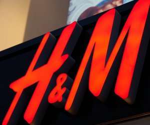 Noch keine Faschingsverkleidung? Dieser H&M-Overall für Babys ist als Dino-Kostüm perfekt