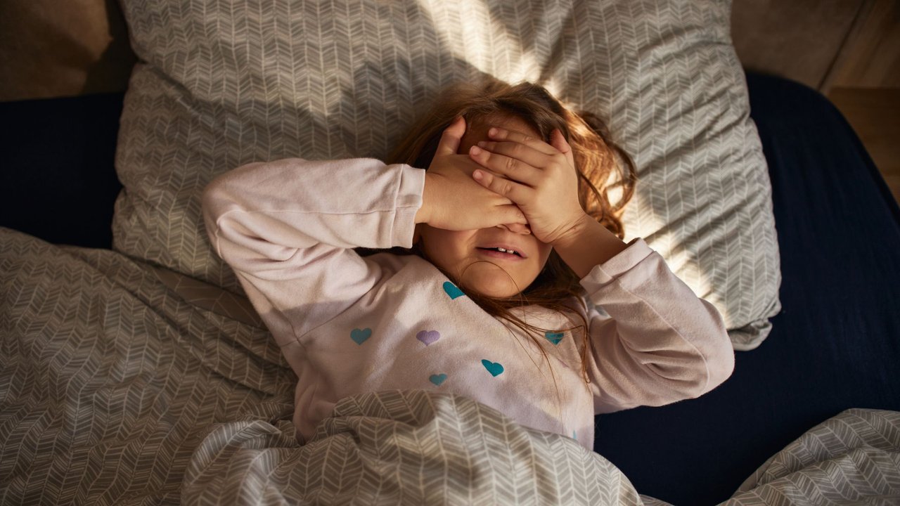 Montessori Morgenroutine: Kind müde im Bett