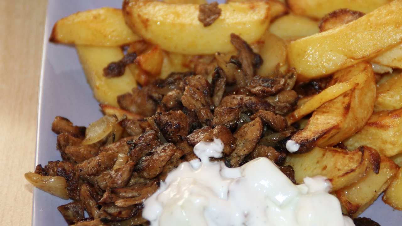 Gyros wird meist mit Tzatziki serviert.