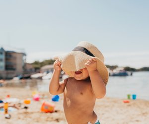 Sonnenallergie bei Kindern: So behandelt ihr sie und beugt Entzündungen vor