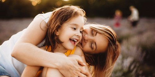 Erziehungstrend: Wie Scrunchy Moms das Unperfekte feiern (und warum wir sie so lieben)