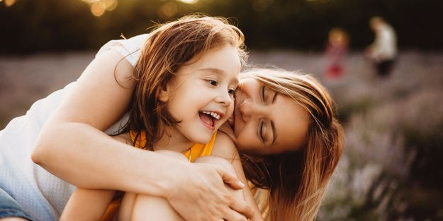 Erziehungstrend: Wie Scrunchy Moms das Unperfekte feiern (und warum wir sie so lieben)