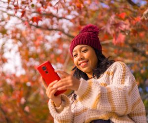 Grau draußen? Nicht im Chat! 9 Witze zum Herbst, die eure Liebsten erheitern