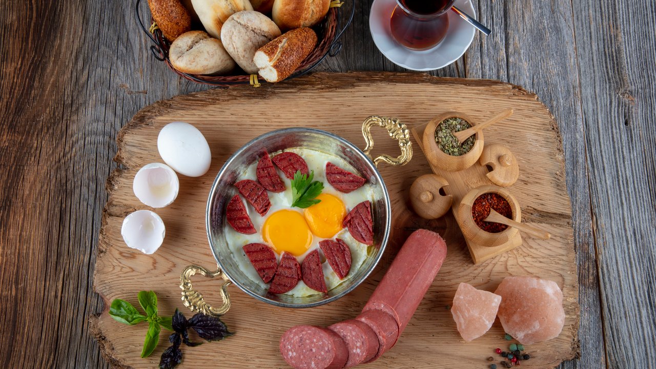 Sucuk – die türkische Knoblauchwurst hat viele Liebhaber*innen. Doch Schwangere sollten vorsichtig sein.