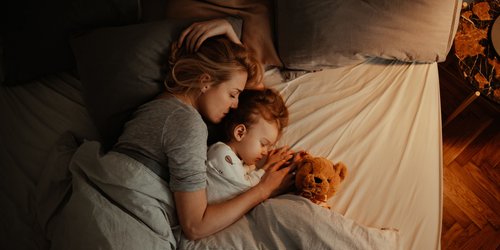 Mit diesen 9 Kinderliedern zum Einschlafen schlummern eure Kleinen im Nullkommanix ein: Inklusive Text