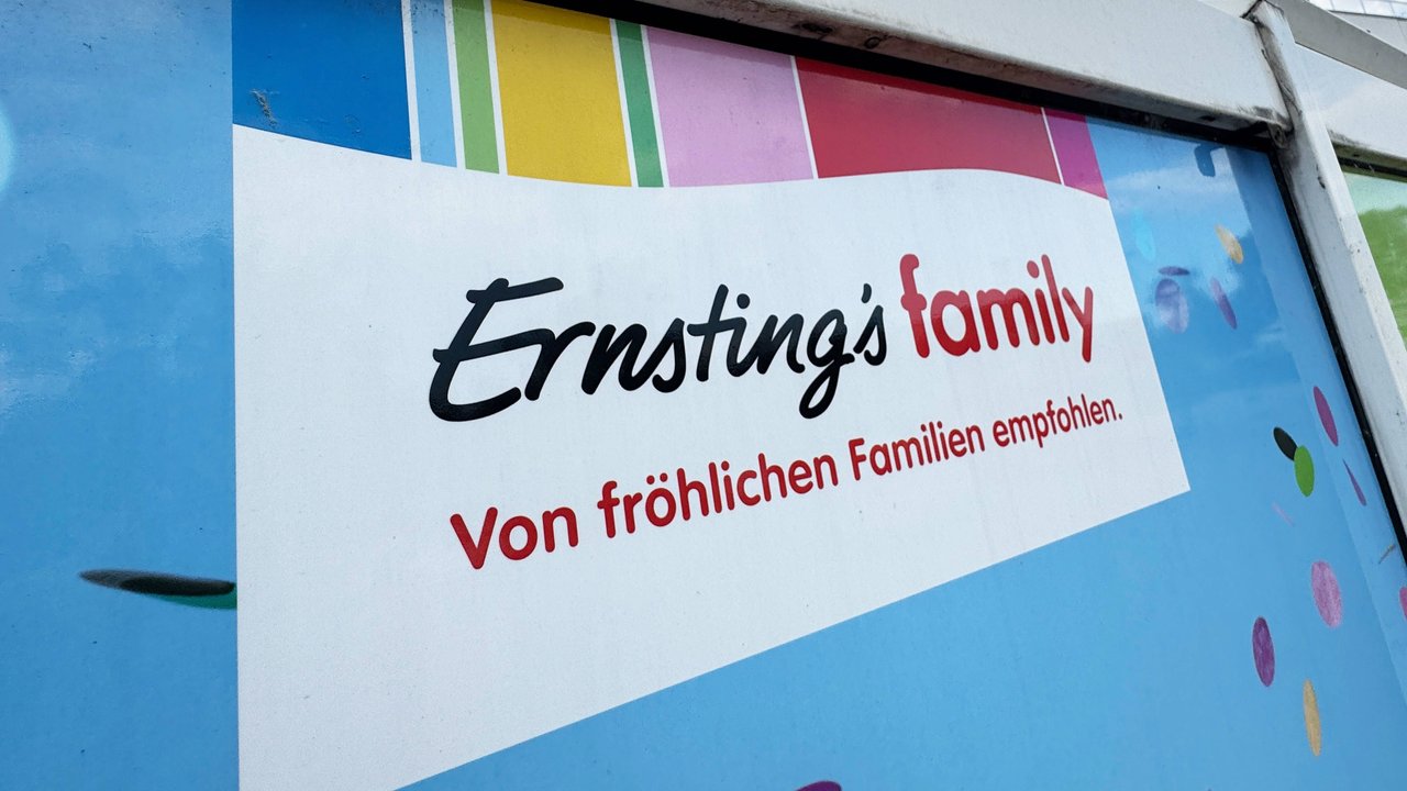 Ernstings Family Kleidung Ettlingen Außenlogo