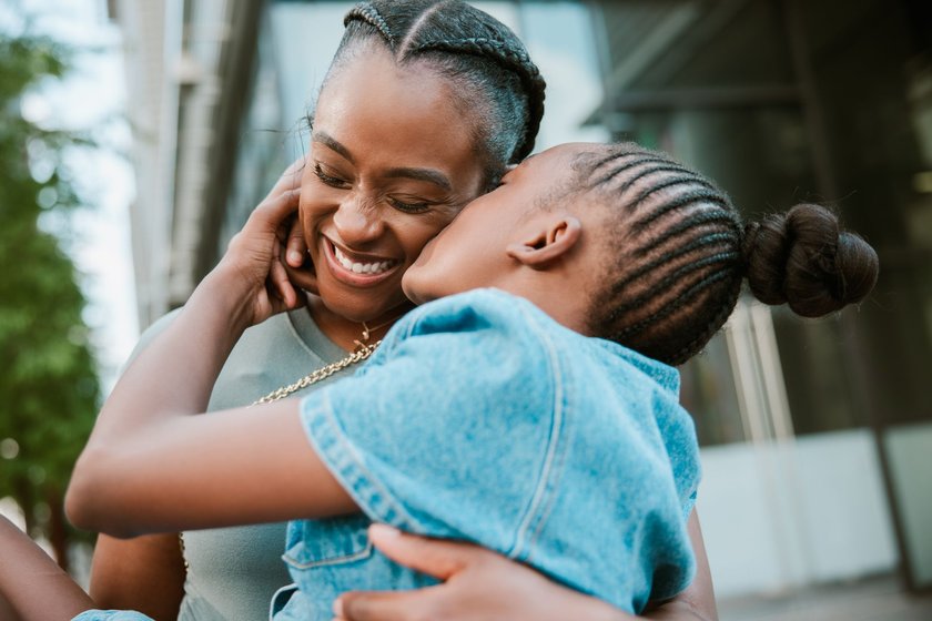 Rührende Kindermomente: Tochter küsst Mama auf die Wange