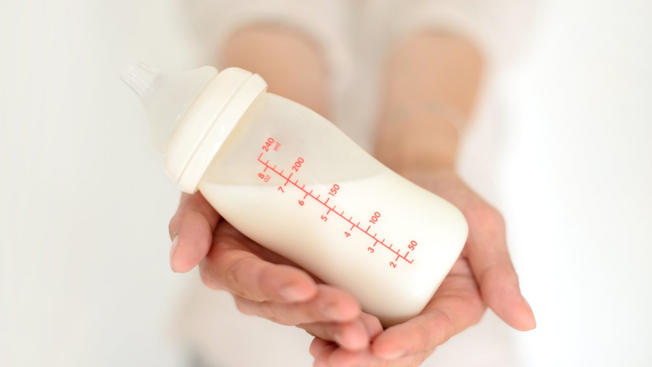 Muttermilch spenden: Mama hält Muttermilch in Fläschchen