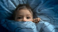 Kind hat Angst im Dunkeln und wacht auf: 6 Tipps für ruhigen Schlaf