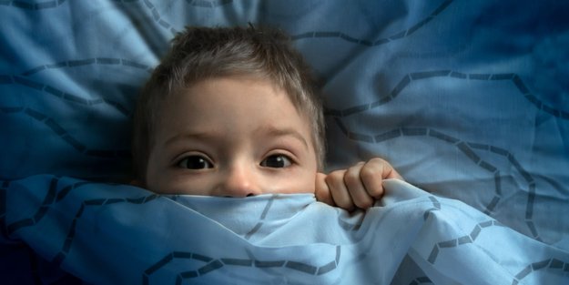Kind hat Angst im Dunkeln und wacht auf: 6 Tipps für ruhigen Schlaf