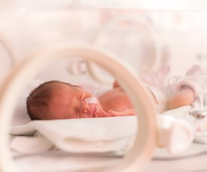 Tapferes Baby überlebt den Corona-Virus auf Intensivstation