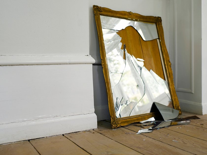 Zerbrochener Spiegel in einer Ecke