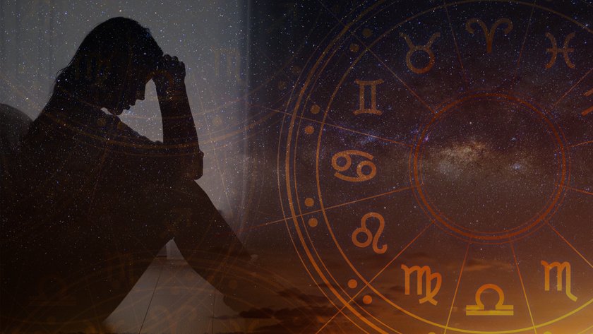 Traurige Frau und astrologische Zeichen vor Sternenhimmel