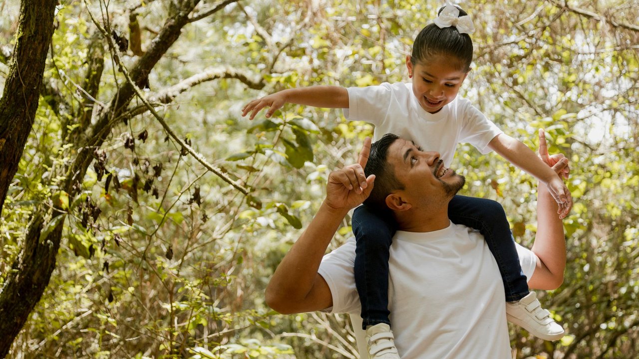 Familien-Werte: Papa trägt Kind auf den Schultern