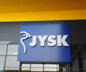 Bei Jysk gibt es eine praktische Pinnwand für Fotos, Notizen und mehr