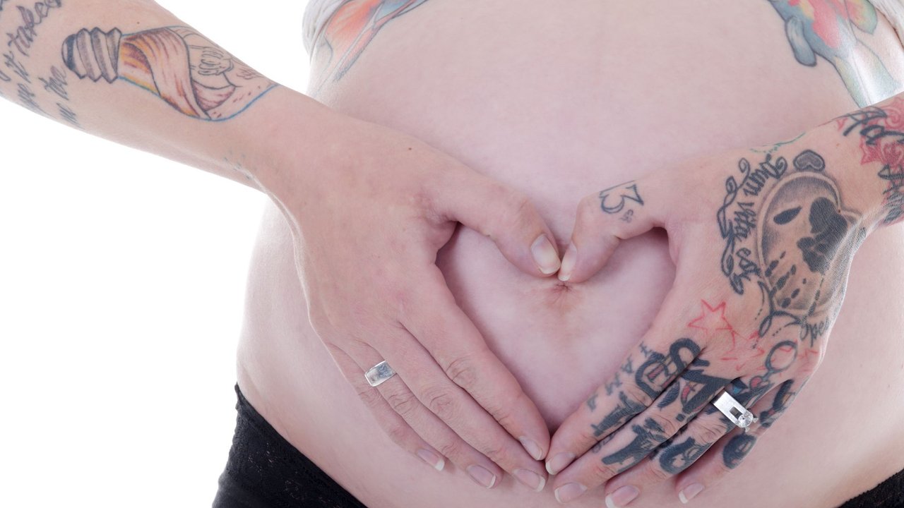 Was du in der Schwangerschaft beachten solltest, wenn du ein Tattoo trägst.