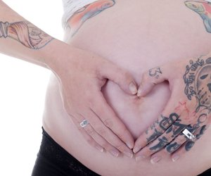 Vorsicht mit Tattoo in der Schwangerschaft: Warum damit manchmal keine PDA möglich ist