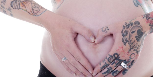 Vorsicht mit Tattoo in der Schwangerschaft: Warum damit manchmal keine PDA möglich ist