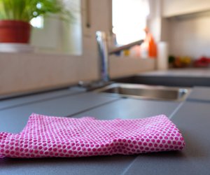Bloß nicht über den Wasserhahn hängen: So lasst ihr den Putzlappen richtig trocknen