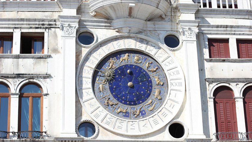Astrologische Uhr an einem weißen Gebäude