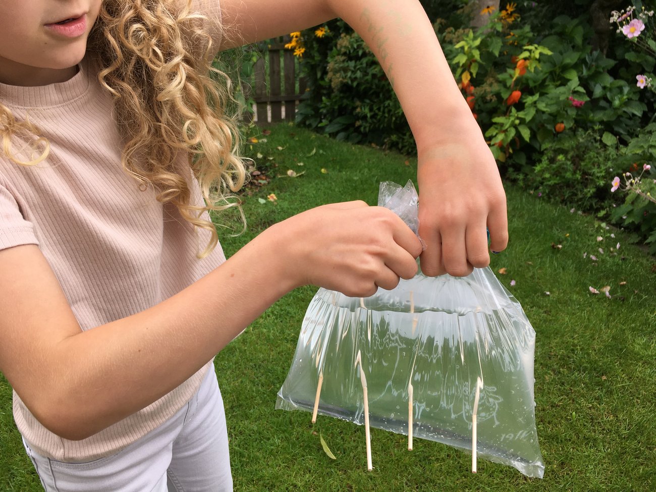 Experimente mit Wasser für Kinder: 3 Highlights, Fails & viele Erklärungen