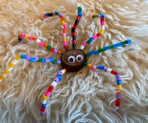 Step-by-Step-Anleitung: Lustige Kastanien-Spinnen basteln aus bunten Bügelperlen