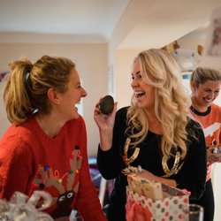 Von&#x20;Gem&#x00FC;se-Porno&#x20;bis&#x20;Wurst-Kabelrolle&#x3A;&#x20;Diese&#x20;9&#x20;Weihnachtsgeschenke&#x20;sind&#x20;so&#x20;h&#x00E4;sslich,&#x20;dass&#x20;sie&#x20;schon&#x20;wieder&#x20;gut&#x20;sind