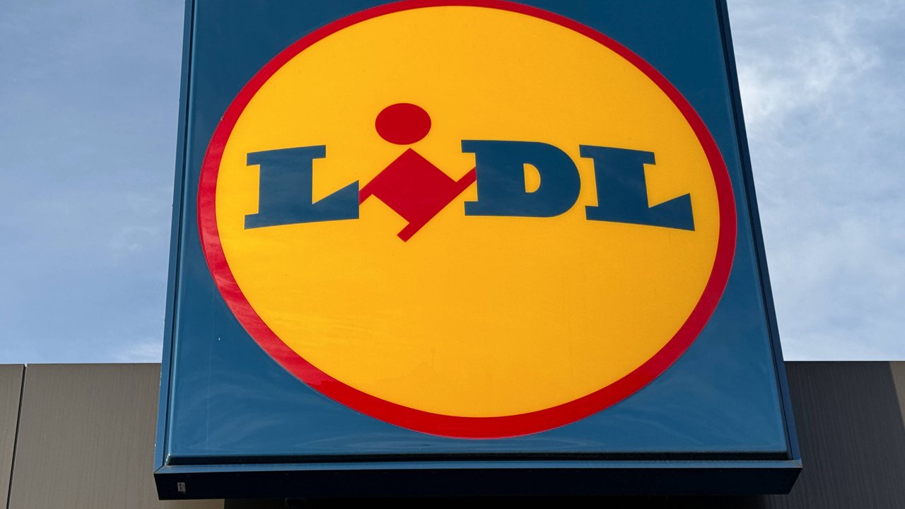 Bei Lidl findest du den süßen Kinderhocker mit praktischem Stauraum.