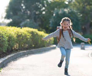 "Das kann ich schon allein": So laufen eure Kids sicher zu Fuß zur Schule oder in die Kita