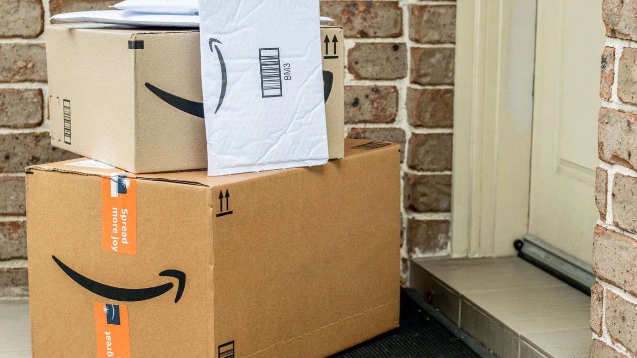 Amazon Boxen stehen vor der Haustür.