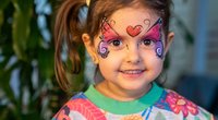 Echt süß: So schminkt ihr euren Kids einen Glitzer-Schmetterling ins Gesicht