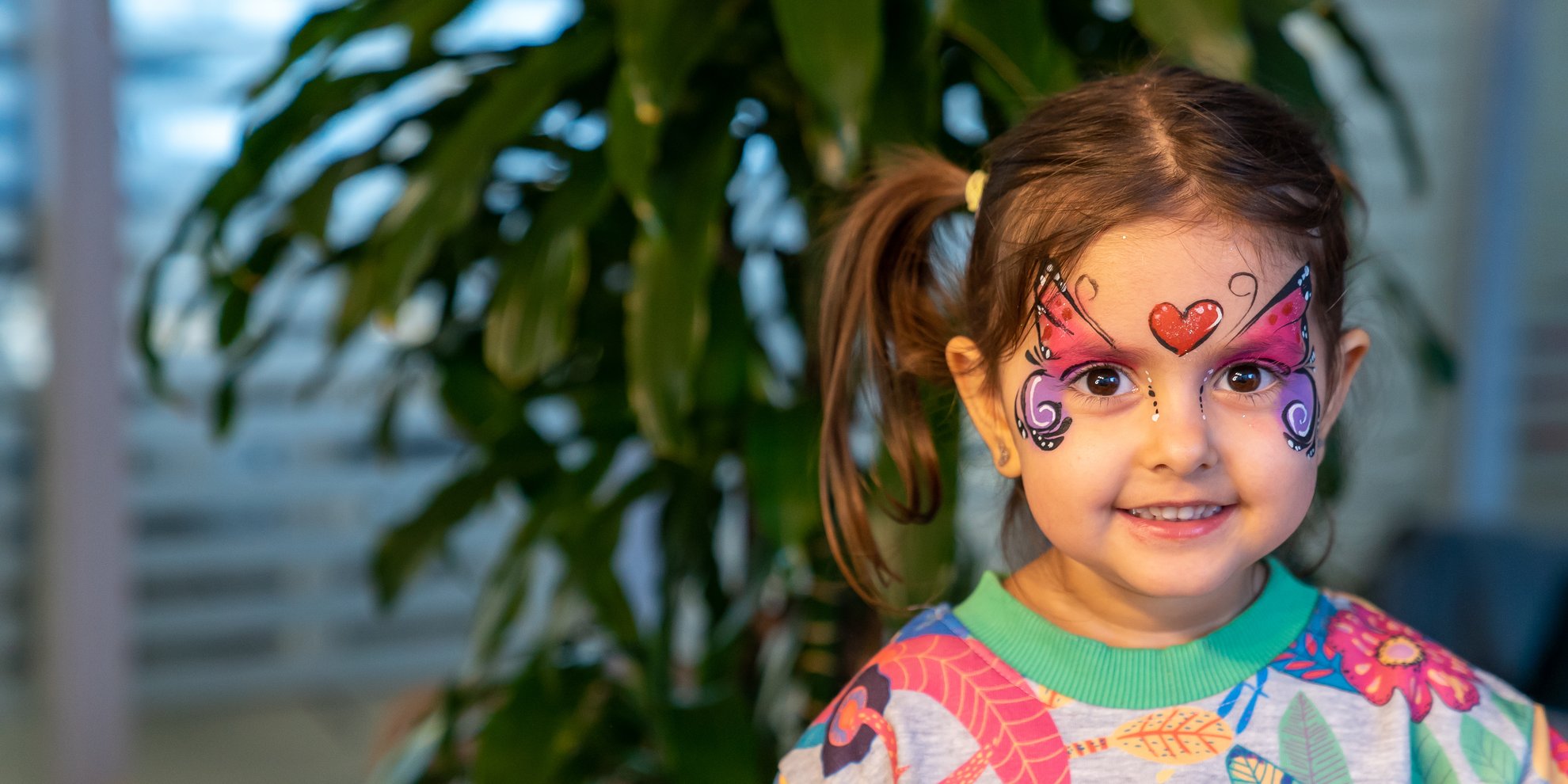 Mit Glitzer und Farbe: So wird dein Kind zum strahlenden Schmetterling