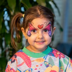 Schmetterling schminken: Diesen Look wird dein Kind zu Fasching lieben