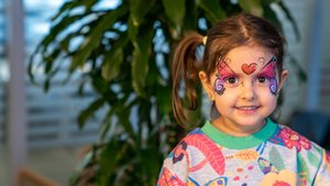 Mit Glitzer und Farbe: So schminkst du dein Kind zum sweeten Schmetterling