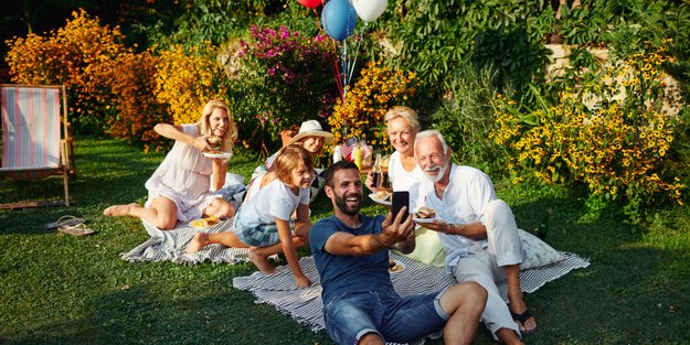 Von Babybauch bis Stillzeit: Dieses stylische Umstandskleid von Ernsting's family wächst mit