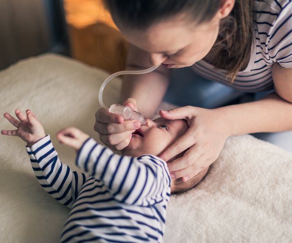 Baby streckt Zunge raus 15 mögliche Ursachen