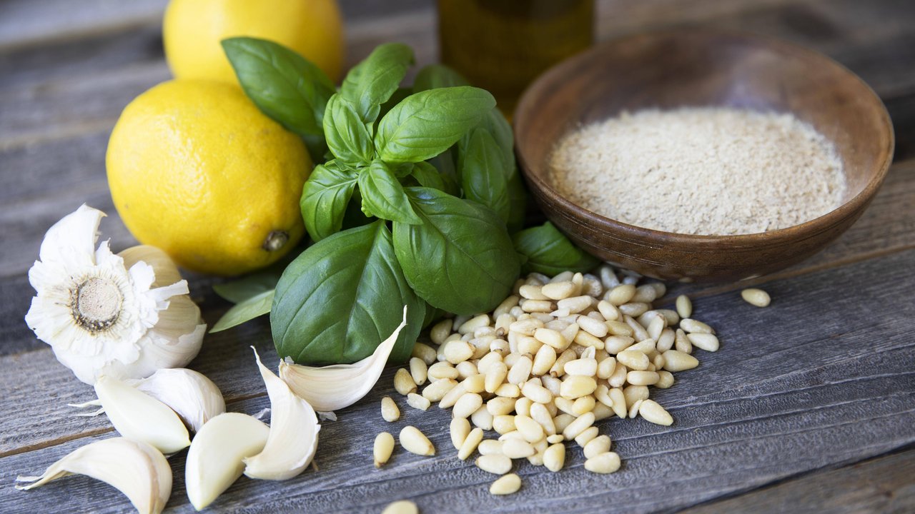 Hefeflocken (rechts) sind das perfekte Würzmittel für deftige Küche: Umami, käsig und vegan.