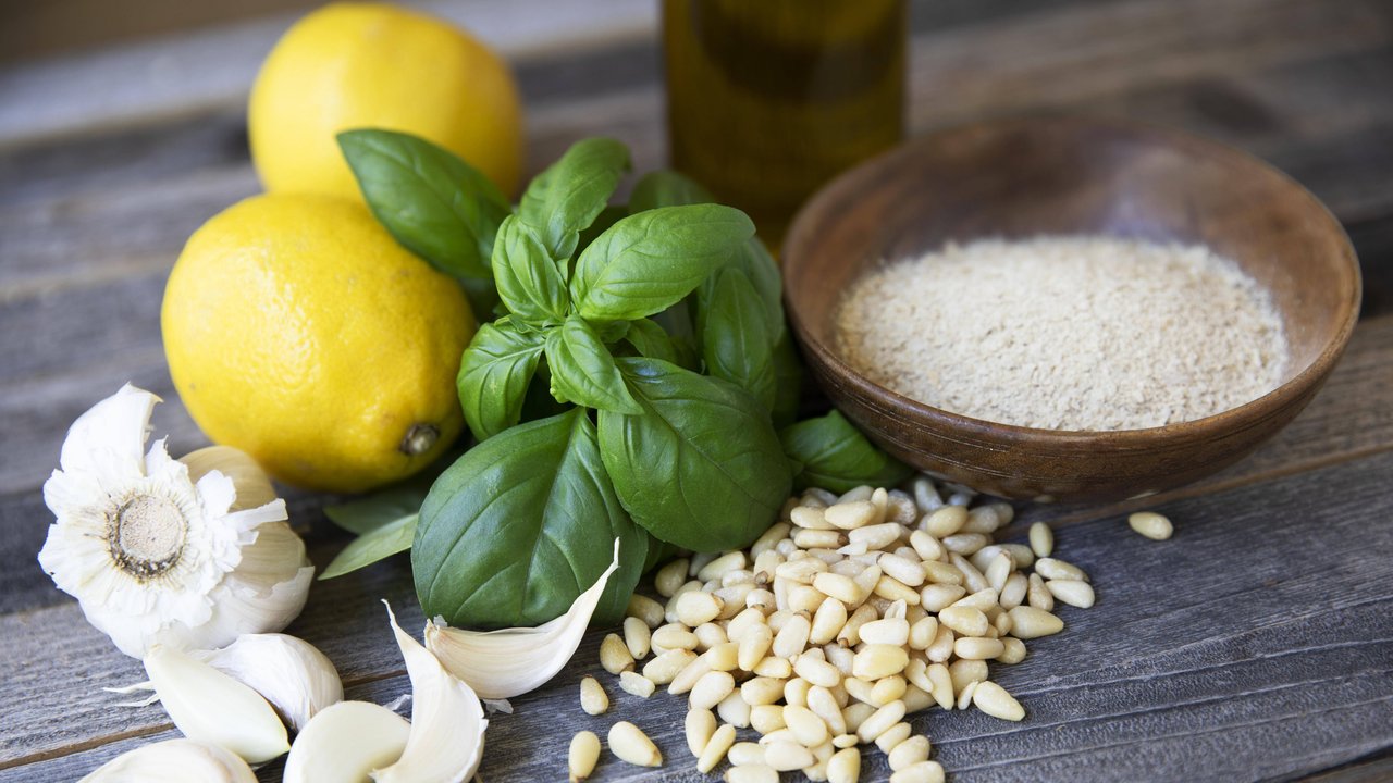 Hefeflocken (rechts) sind das perfekte Würzmittel für deftige Küche: Umami, käsig und vegan.