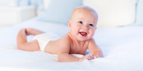 Wann drehen sich Babys? So unterstützt ihr euer Kind dabei