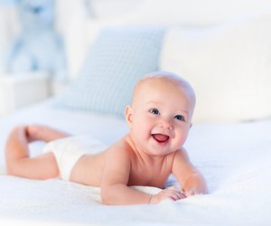 Wann drehen sich Babys? So könnt ihr euer Kind dabei unterstützen