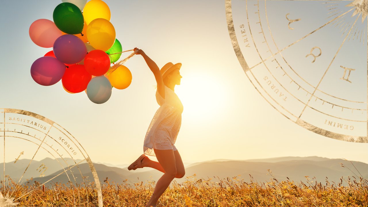 Frau läuft auf einem Feld mit Luftballons bei Sonnenuntergang