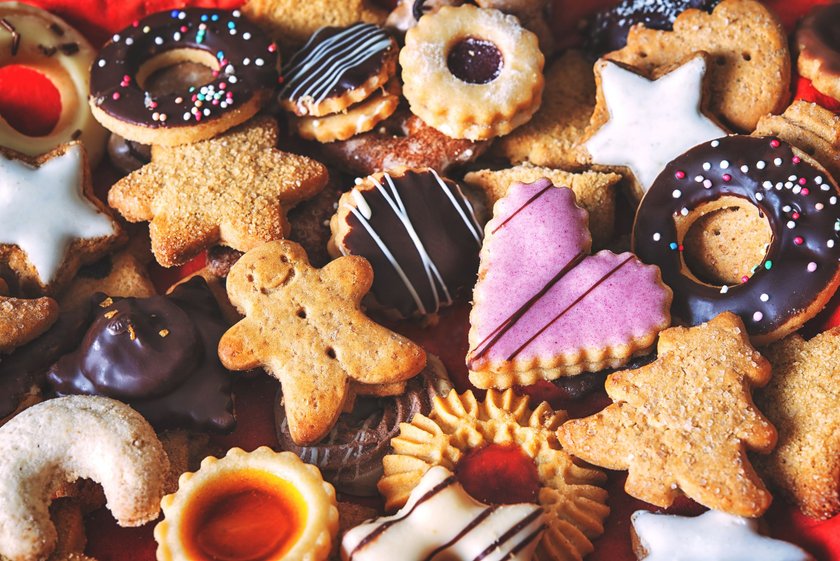 Gemischte Weihnachtsplätzchen in Nahaufnahme