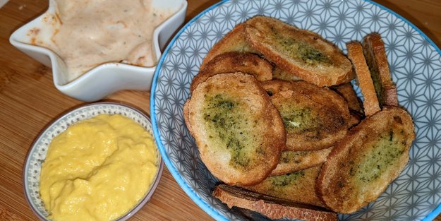 Brotchips selber machen: So gelingt der leckere Snack ganz fix