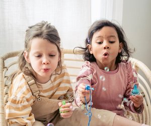 Mit diesen Hausmitteln bekommst du Seifenblasen-Flecken aus der Kleidung