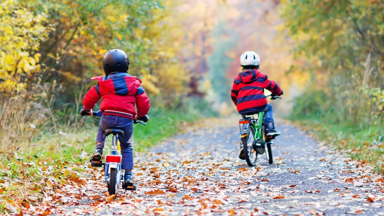 Kinderfahrrad Test: Kinder auf dem Fahrrad