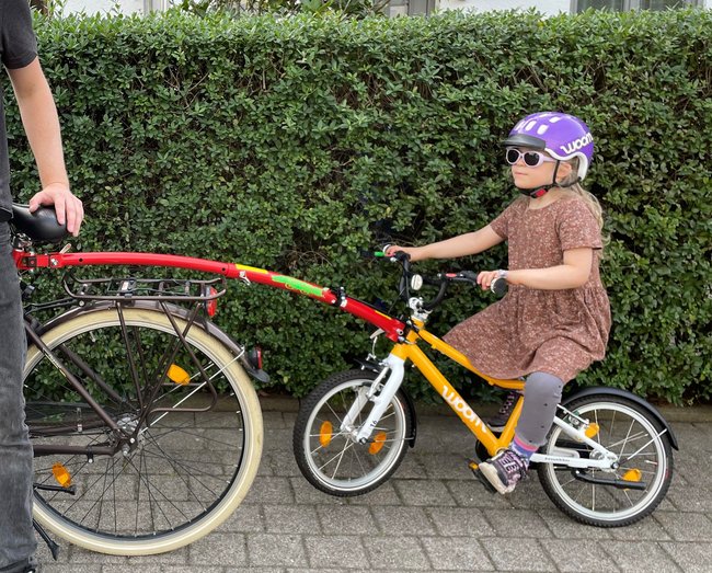 Tandemstange Farhrrad_Kind sitzt auf Fahrrad verbunden mit Trail-Gator