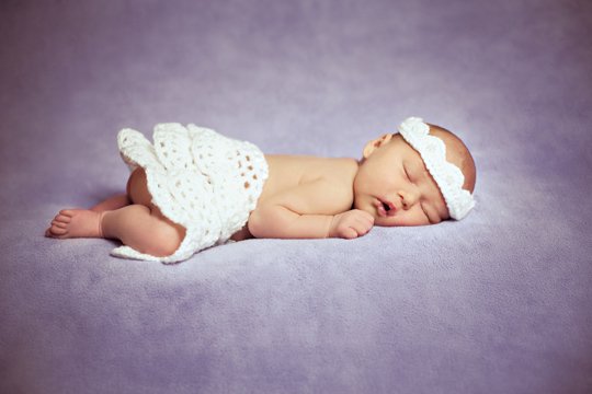Baby auf lila Decke