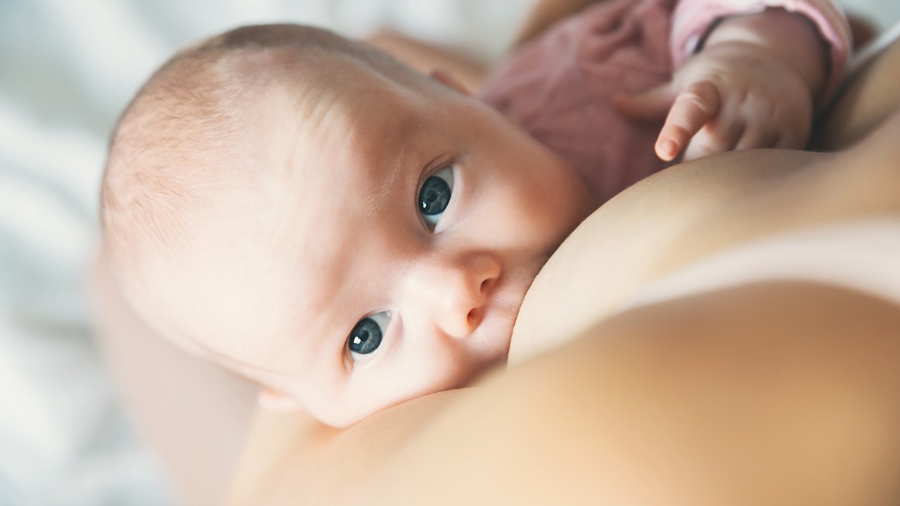 Milcheinschuss: Baby trinkt an Brust