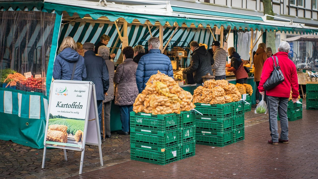Aus dem Wochenmarkt gibt es regionales Obst und Gemüse.